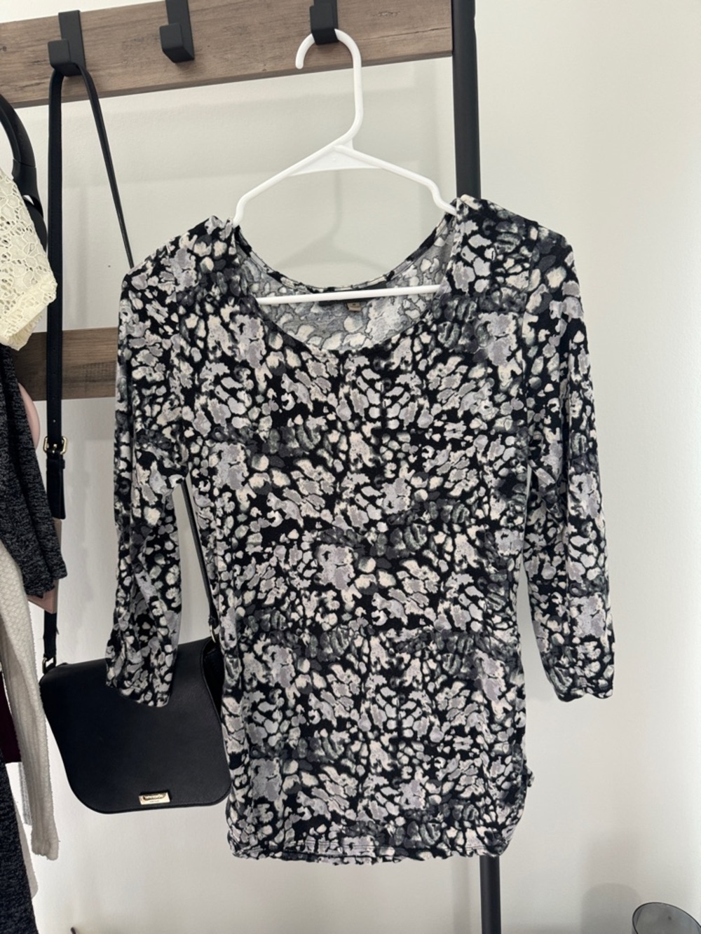 Flattering scrunch details Black and Gray Printed Scoop Neck Top